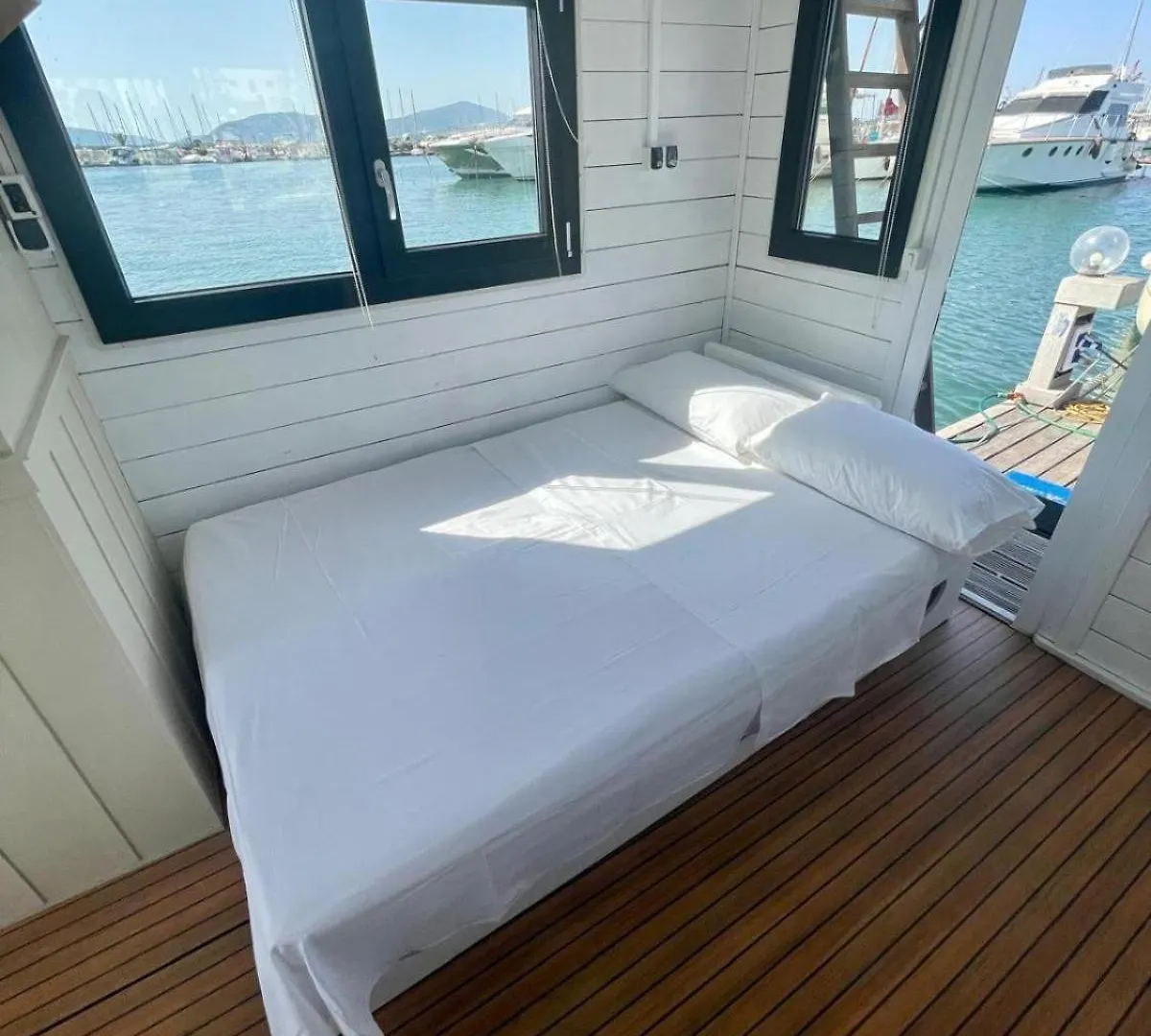 Botel Houseboat Blueseadream Dolphin Casetta Galleggiante Alghero